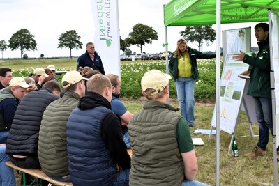 Andrea Knigge-Sievers und Wolfgang Klahsen (LWK Ni) stellten den Aufbau der Versuche und erste Ergebnisse des Standorts vor, Feldtag Schwüblingsen, 10. Juni 2024 - © Lea Ball Andrea Knigge-Sievers und Wolfgang Klahsen (LWK Ni) stellten den Aufbau der Versuche und erste Ergebnisse des Standorts vor, Feldtag Schwüblingsen, 10. Juni 2024
