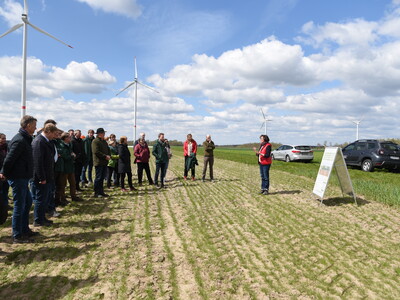 Dr. Dagmar Matuschek (rechts), bei der Landwirtschaftskammer Niedersachsen stellvertretende Leiterin des Fachbereichs Versuchswesen Pflanze, erläuterte den Anwesenden Aufbau und Umsetzung des Feldversuchs.